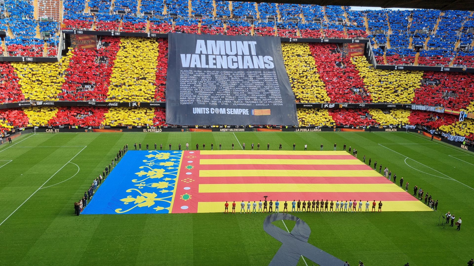 Fotos del homenaje en Mestalla a las víctimas de la DANA