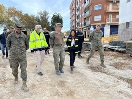 Robles, este viernes, durante su visita a Paiporta