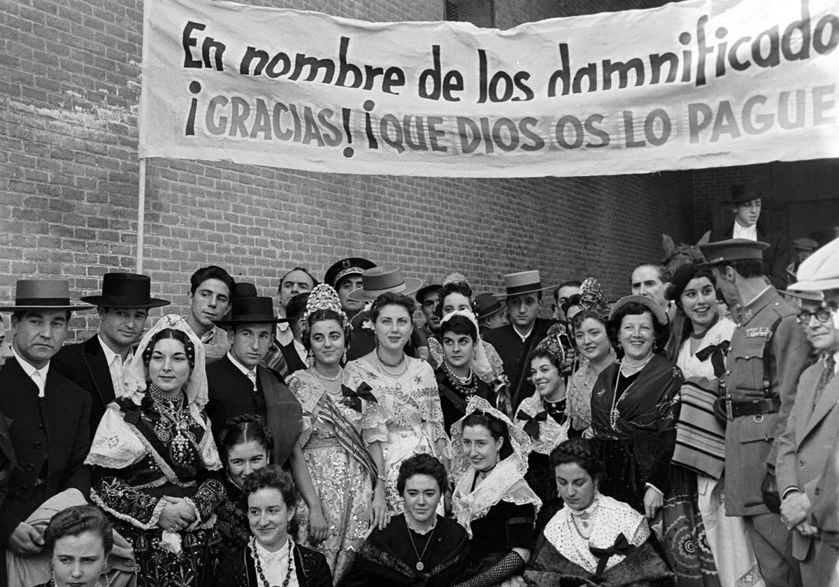 Representación valenciana que acudió al festival que se celebró en Las Ventas tras la riada del 57.