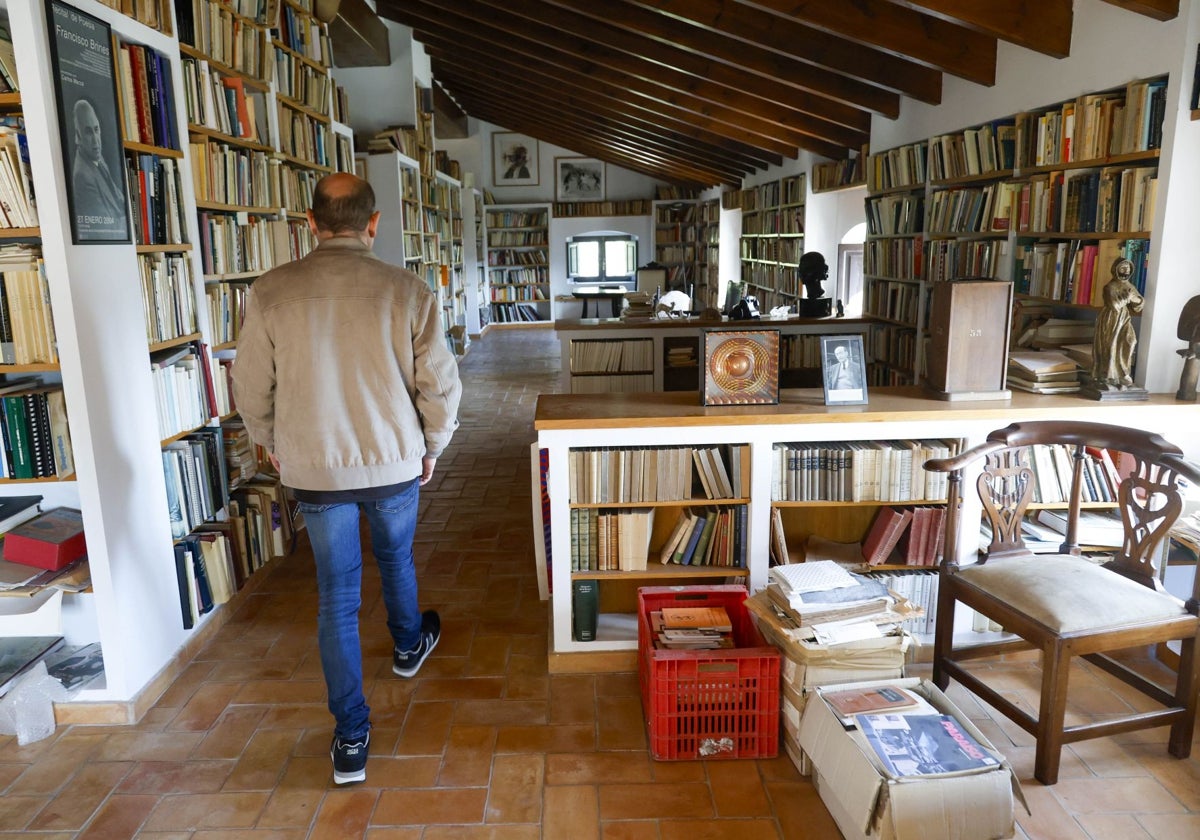 Libros en la última planta de Elca, la casa del poeta en Oliva.