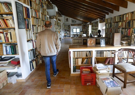 Libros en la última planta de Elca, la casa del poeta en Oliva.