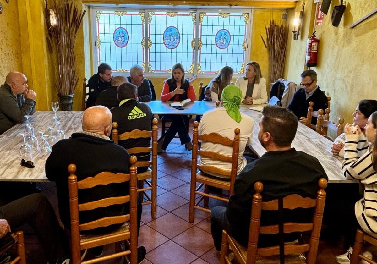 Encuentro de la alcaldesa con hosteleros, pescadores y barqueros de El Palmar.