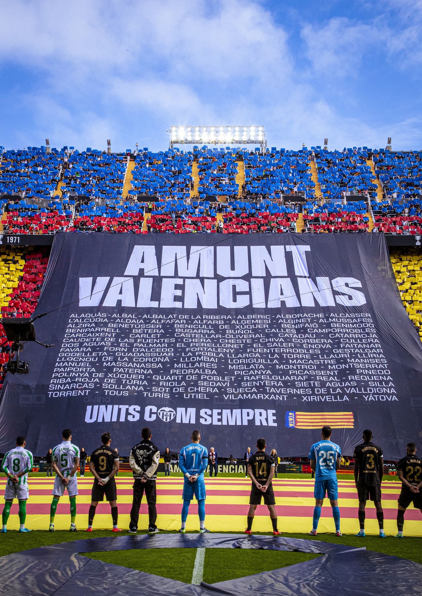 Fotos del homenaje en Mestalla a las víctimas de la DANA