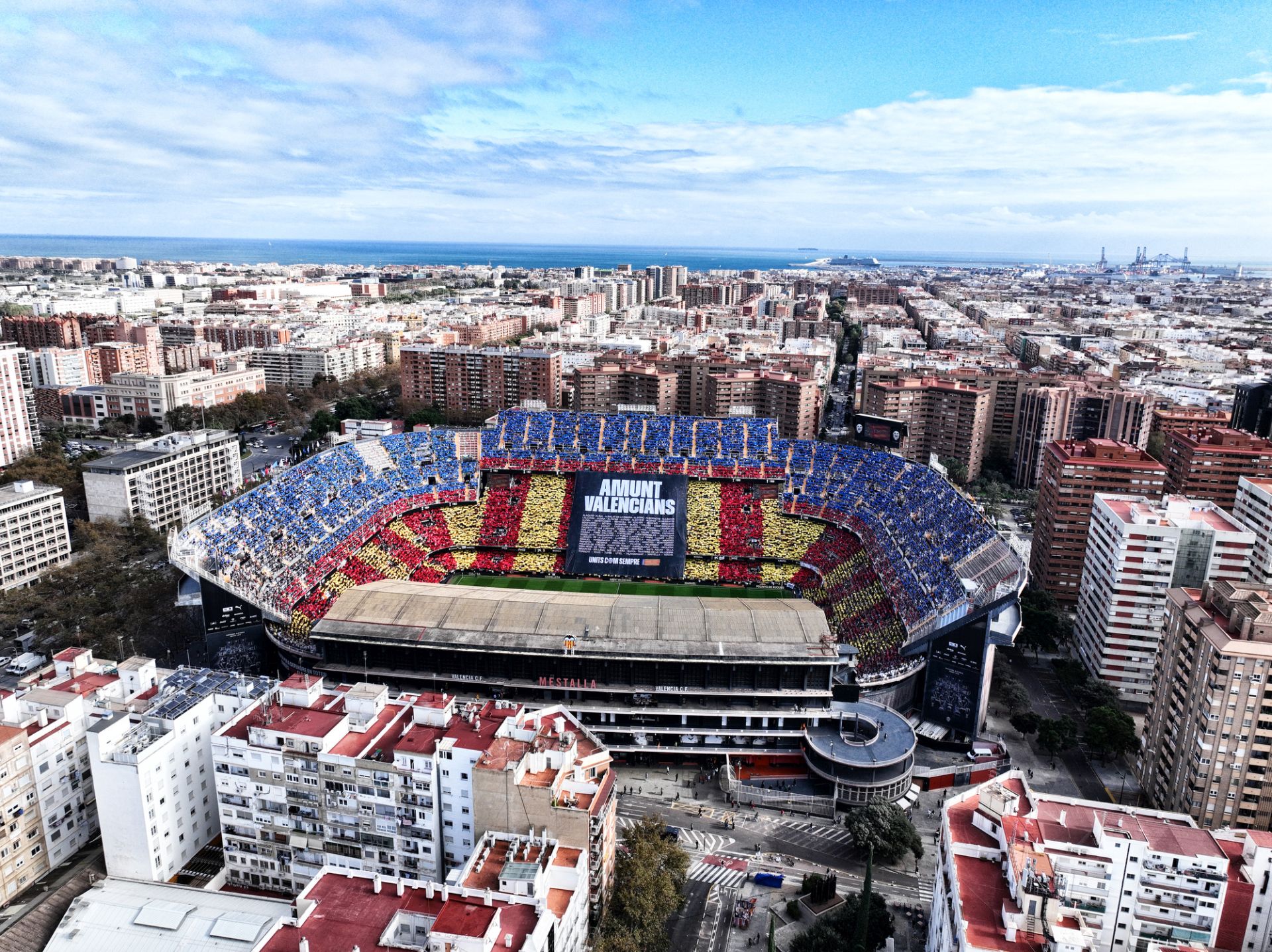 Fotos del homenaje en Mestalla a las víctimas de la DANA