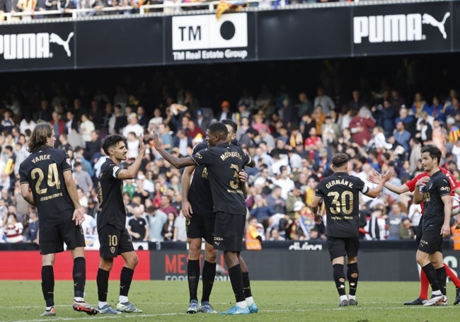 El Valencia celebra la emocionante victoria contra el Betis.