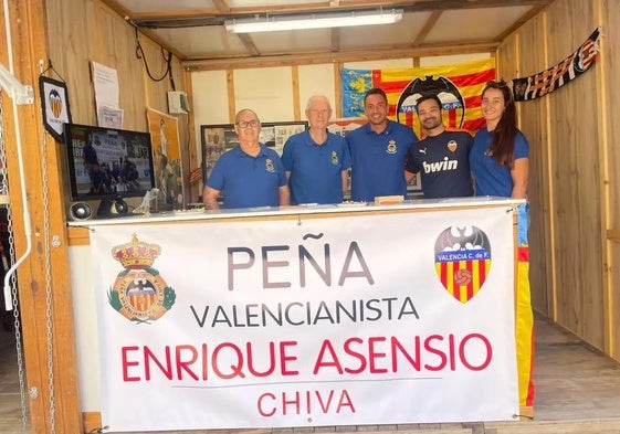 Aficionados del Valencia CF, recibiendo al autobús.