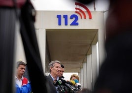 Mazón y Feijóo, durante la visita del presidente del PP al 112 por la DANA