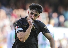 Diego López se besa el escudo de la camiseta tras marcar su gol al Betis.