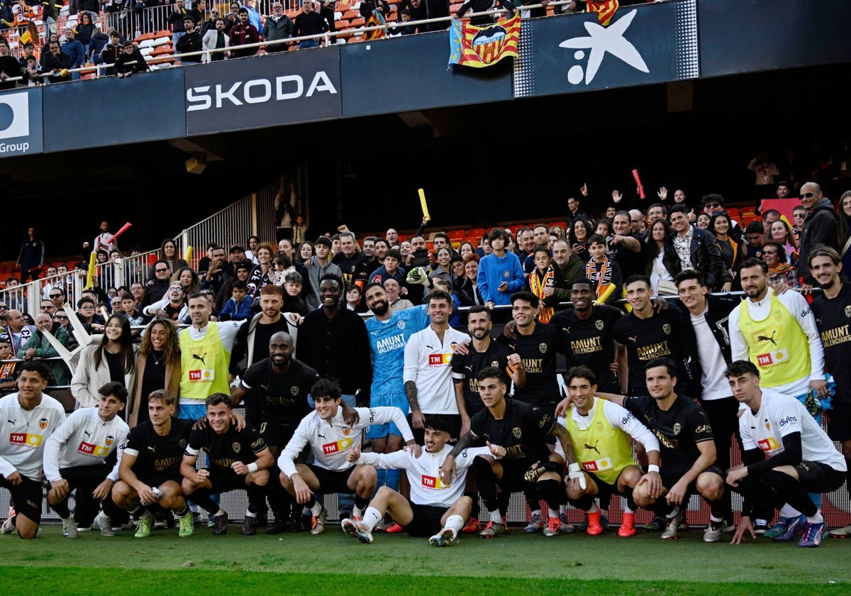 Los jugadores del Valencia, incluido los lesionados excepto Rafa Mir, fueron tras el partido a fotografiarse con los damnificados de la DANA.