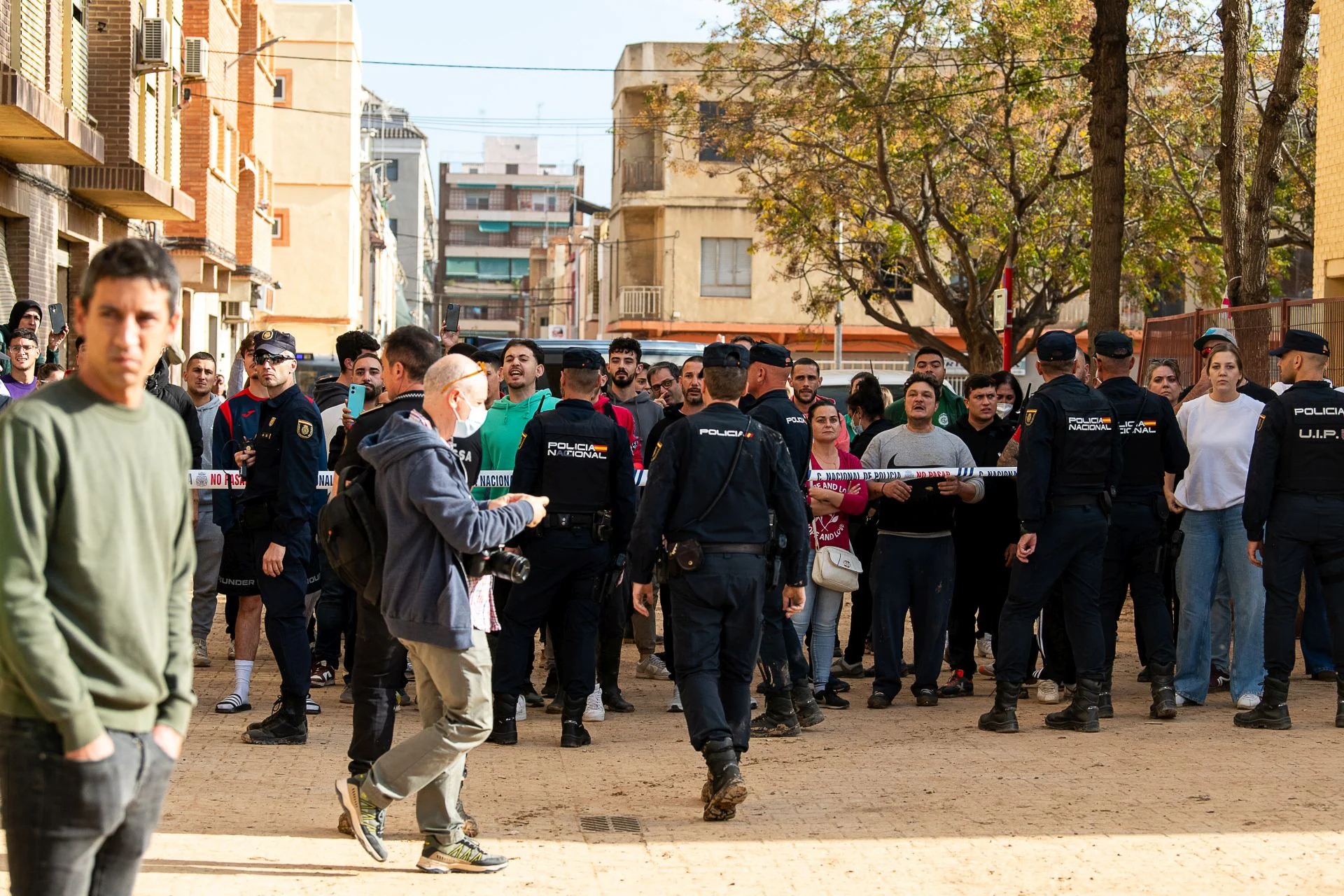 La tensión se dispara en Massanassa tras el suceso: abucheos e insultos contra el Gobierno, el Consell y la prensa 