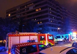 Vehículos de los bomberos y ambulancias en el lugar del accidente.