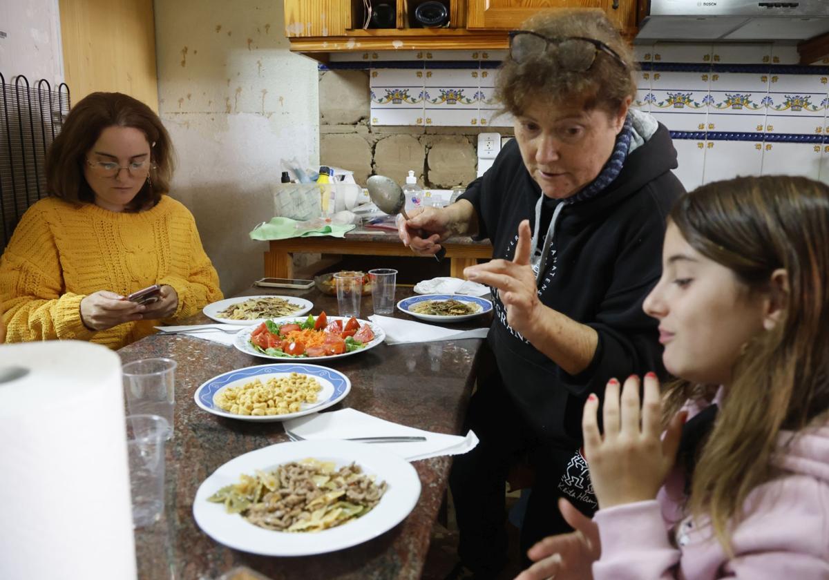 Mónica, Tonica y Andrea disfrutan de la comida que han podido cocinar por primera vez.