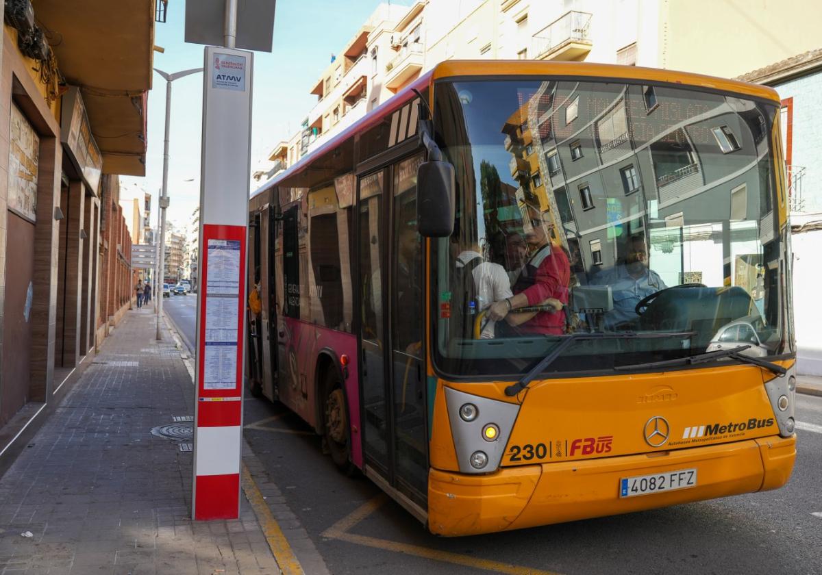 Autobús, en las calles de la localidad.