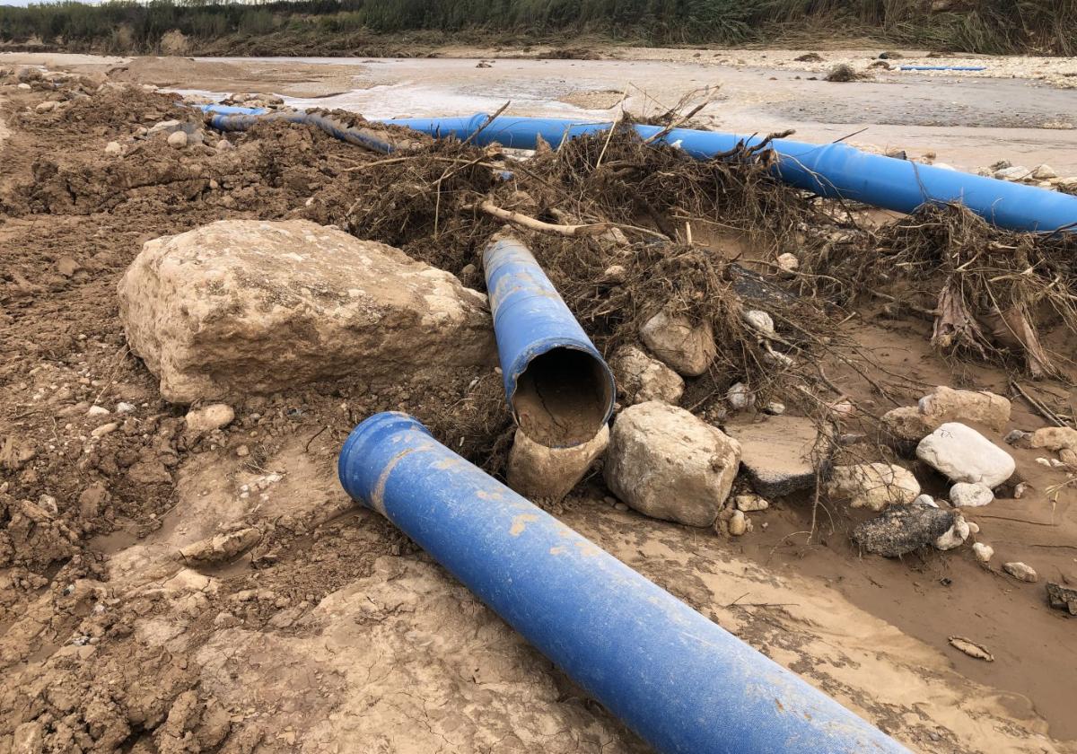 Sin servicio. Tuberías de agua de comunidades de regantes destrozadas en el Magro, en Turís. A la izquierda se ven también naranjos arrancados por la brutal crecida del río, ahora amansado.