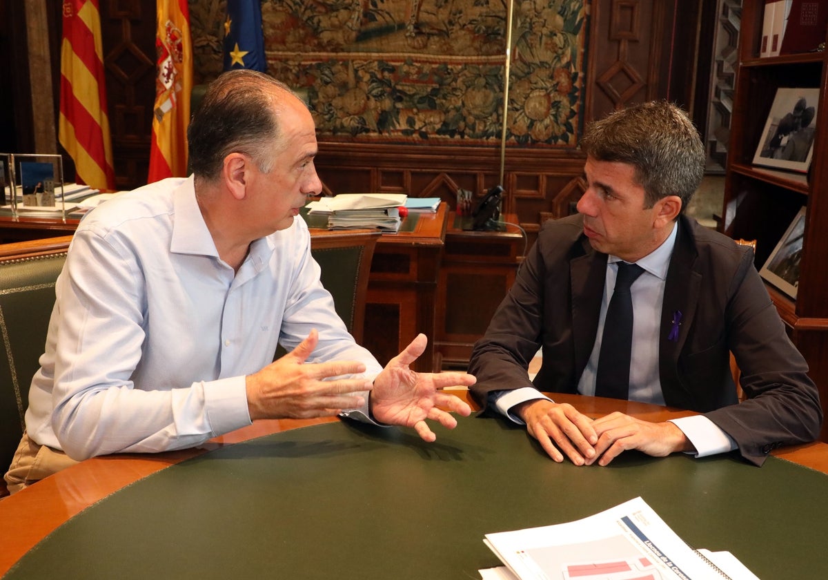 El nuevo titular de Emergencias, Juan Carlos Valderrama, con el president Mazón.