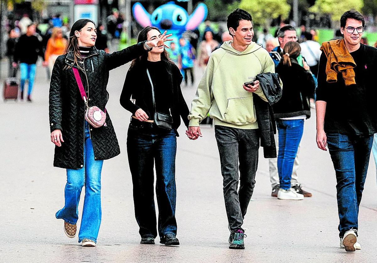 Un grupo de jóvenes en el centro de la ciudad el domingo por la mañana