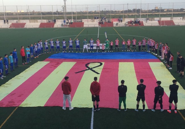 Homenaje a las víctimas y afectados por la DANA antes del encuentro entre la UD Puçol y el At. Gilet.