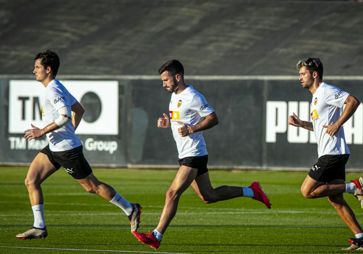 Guillamón, Gayà y Hugo Duro, durante un entrenamiento en Paterna.