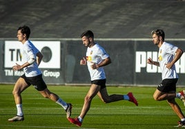 Guillamón, Gayà y Hugo Duro, durante un entrenamiento en Paterna.