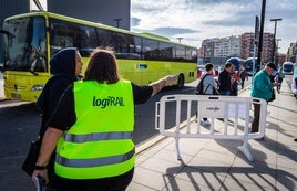 Autobuses lanzadera que recorren los pueblos del sur afectados por la DANA