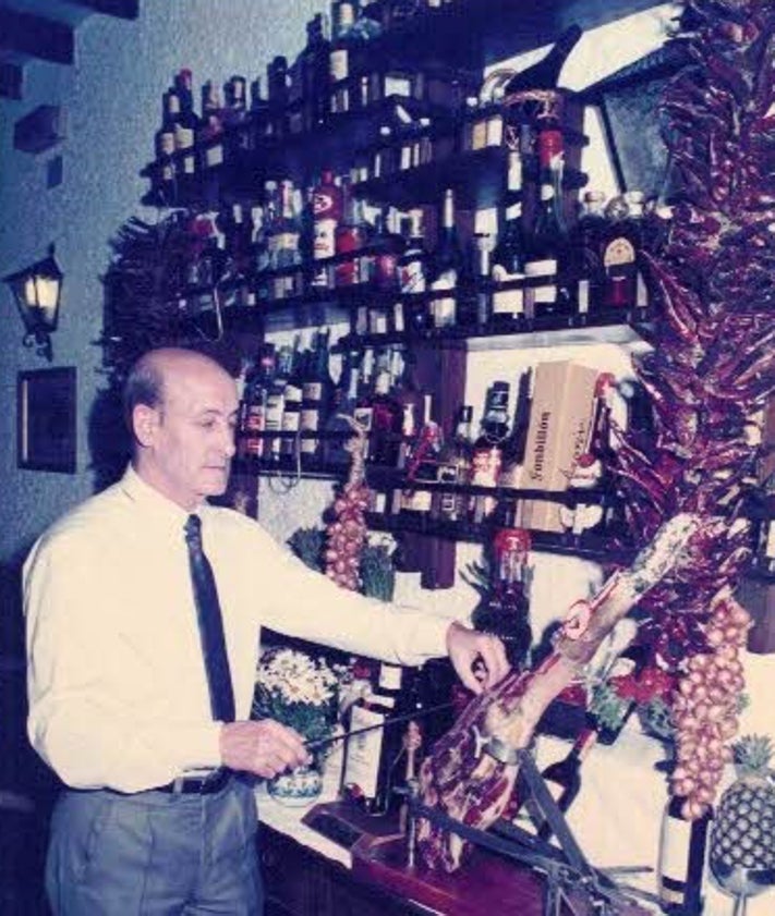 Imagen secundaria 2 - Tres imágenes de la taberna El Granaíno, de Elche.