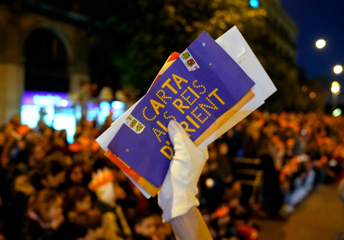 El espíritu navideño de los niños durante la cabalgata de Reyes.