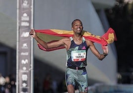 Tariku Novales, tras conseguir el récord de España del Maratón en Valencia 2023.