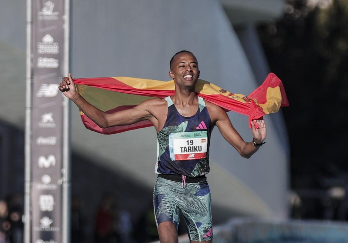 Tariku Novales, tras conseguir el récord de España del Maratón en Valencia 2023.