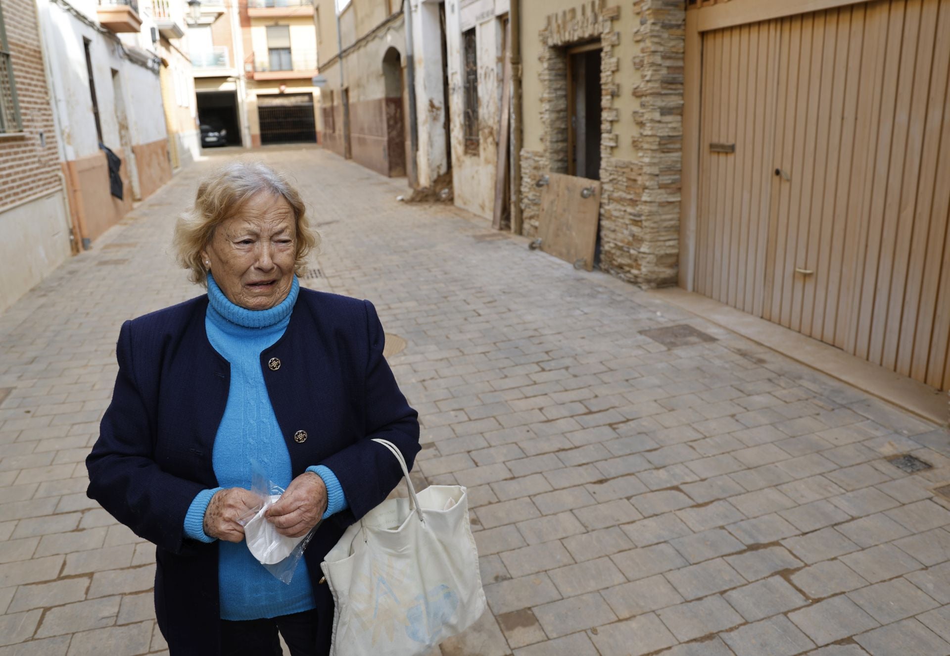 María Jesús Galán, la primera vez que salía a la calle este martes en Paiporta.