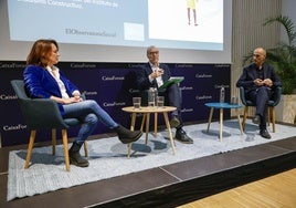 Cristina Monge, Alfredo Casares y Jesús Trelis, director de LAS PROVINCIAS, durante el encuentro en CaixaForum Valencia.