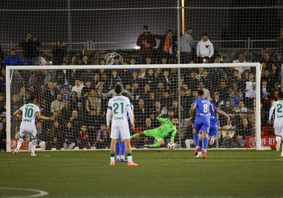 Adrián Muñoz le para un penalti a Yildirim, el primero de los dos que rechazó durante la primera media hora de partido.