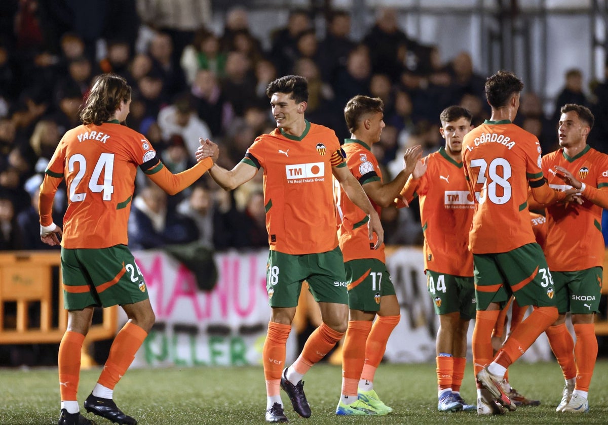 Los jugadores del Valencia se felicitan tras el gol de Pepelu.