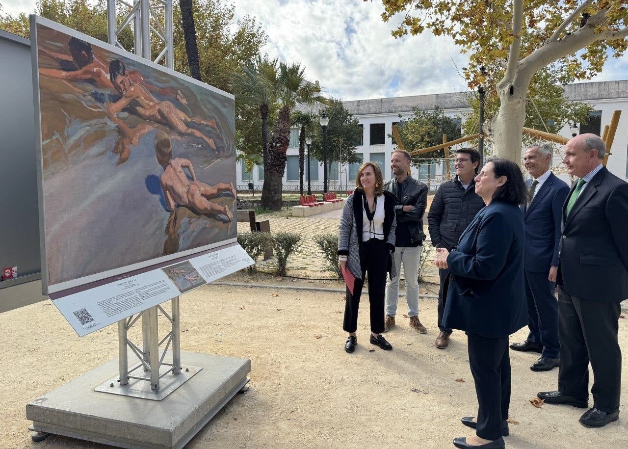 Las autoridades, durante la visita oficial a la exposición al aire libre.