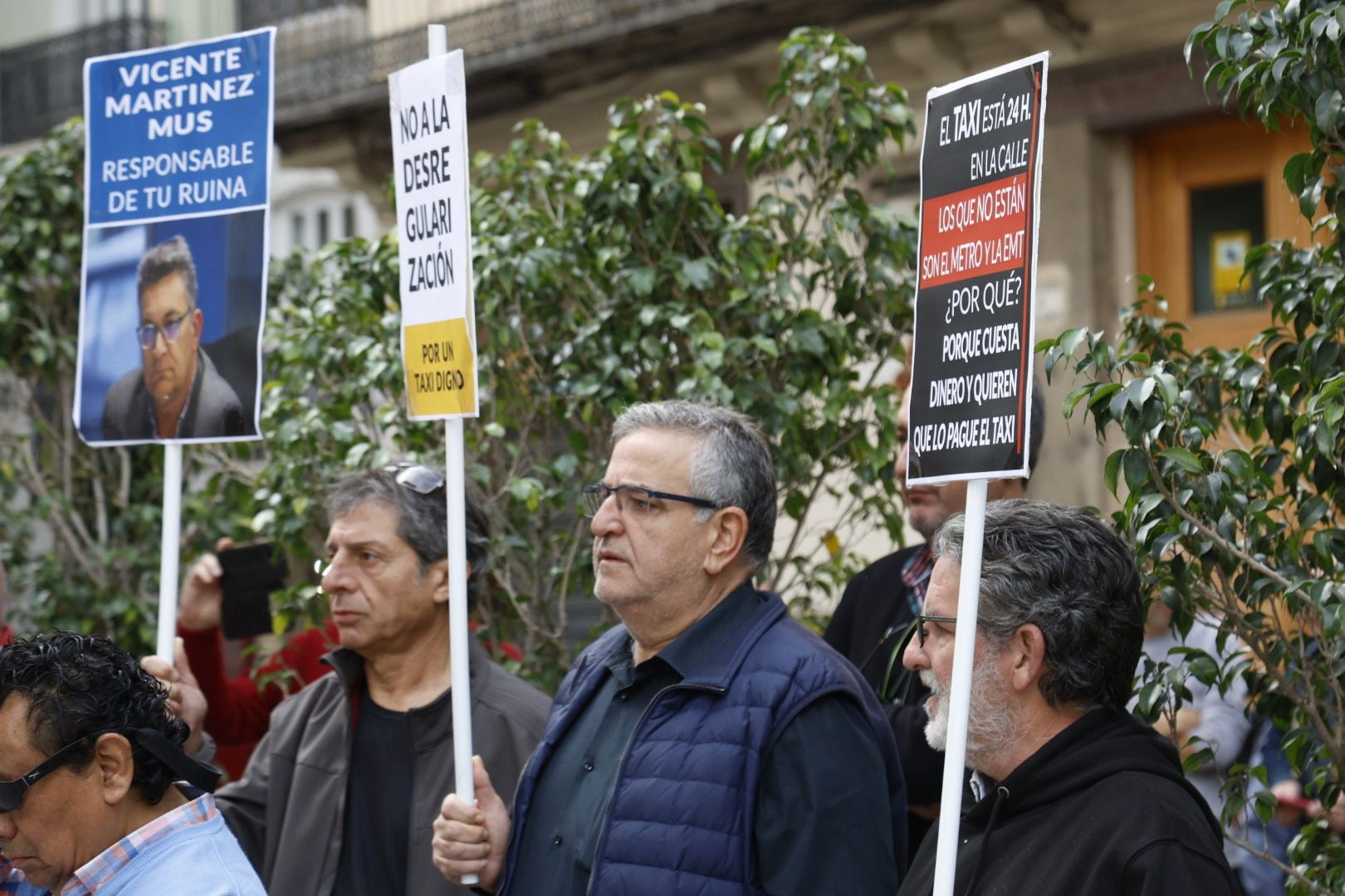 Los taxistas se concentran ante el Palau de la Generalitat para pedir regulación horaria