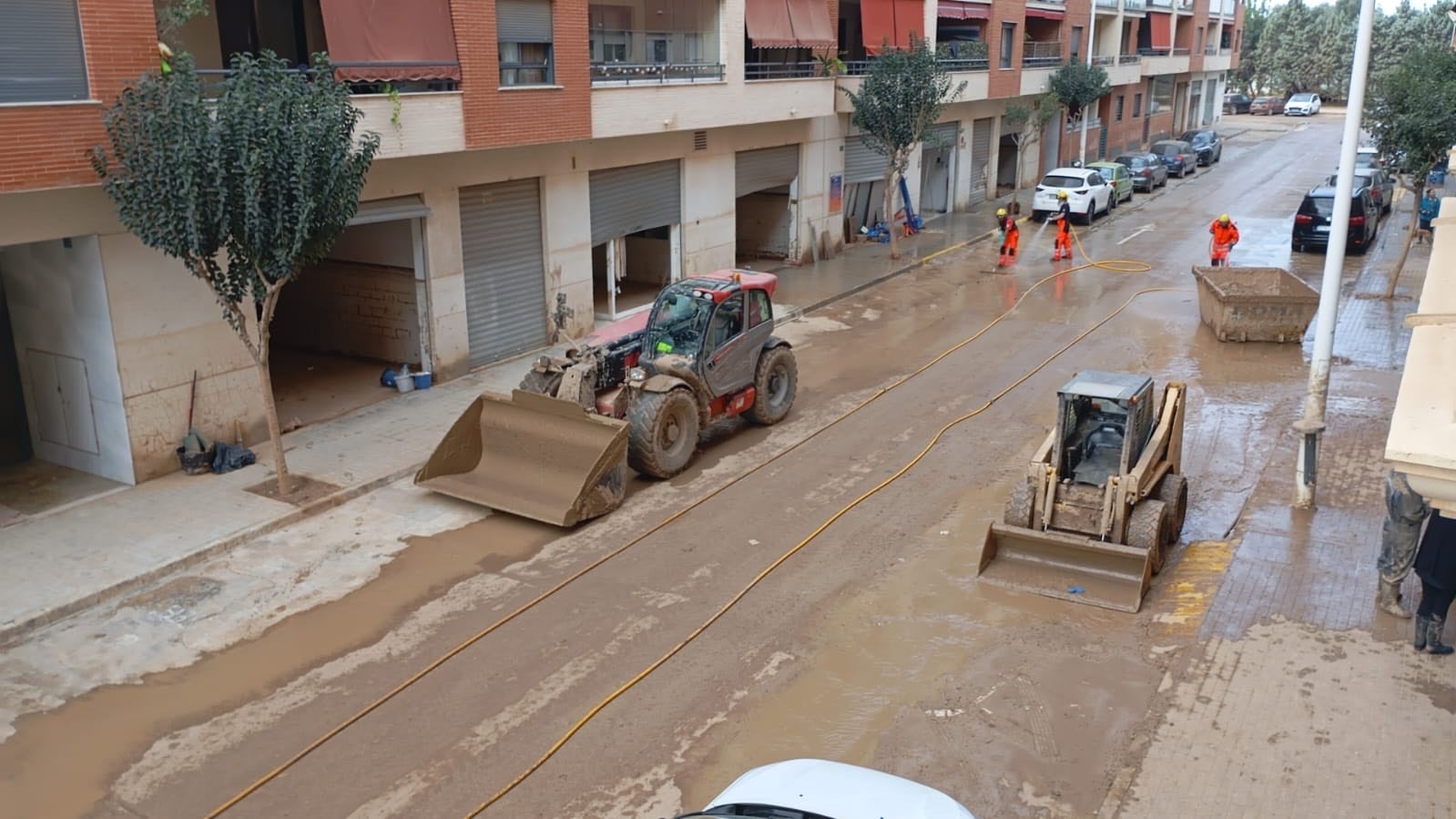 Voluntarios se han encargado de sacar el lodo de algunos garajes en Catarroja.