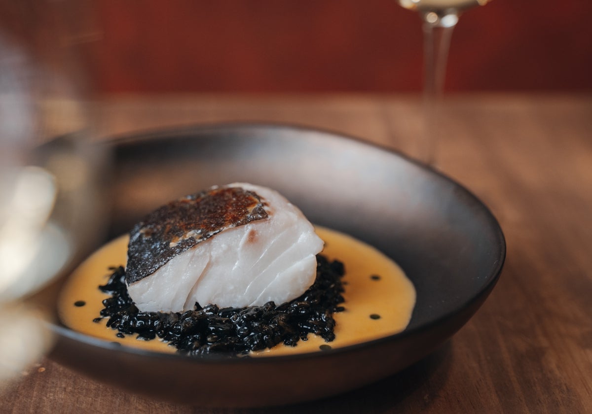 Chupé de bacalao sobre arroz negro.