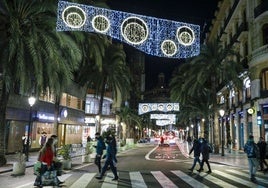 Luces instaladas el pasado año en la calle de La Paz por Navidad.