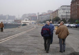 Un grupo de jubilados paseando.