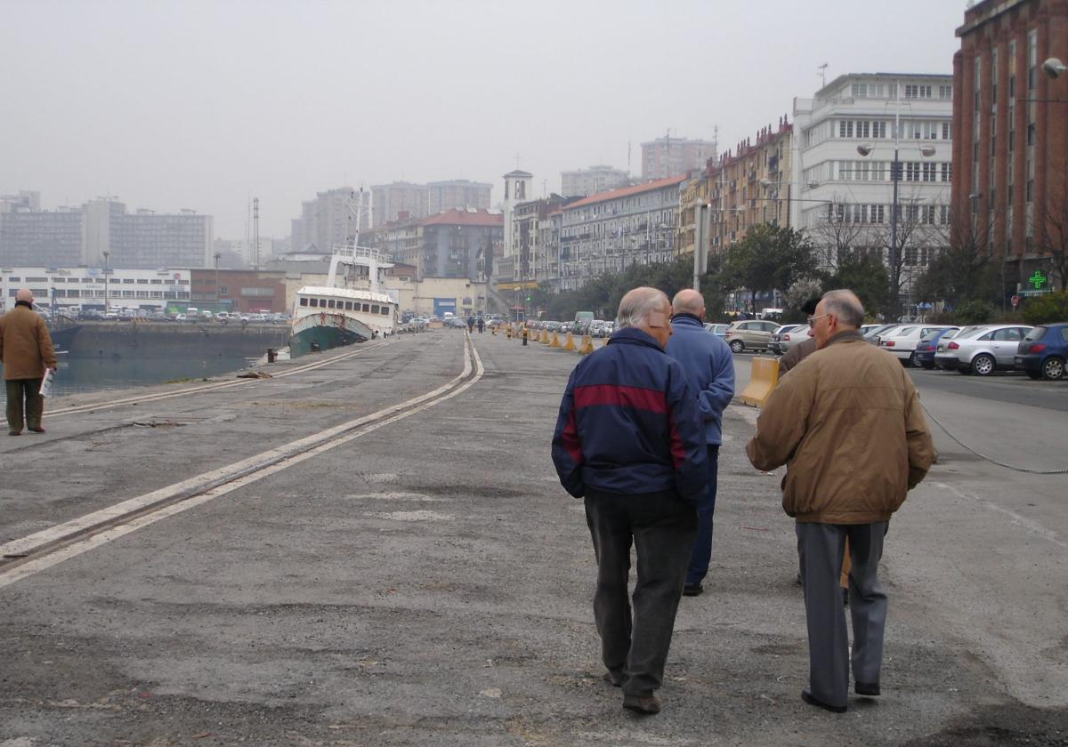 Un grupo de jubilados paseando.