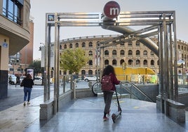 Una joven accede con patinete al metro, en imagen de archivo.