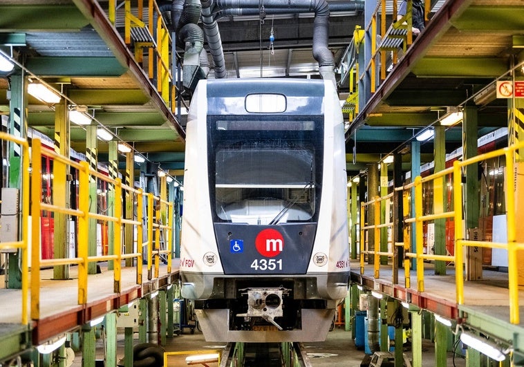 Uno de los convoyes del metro en el taller.