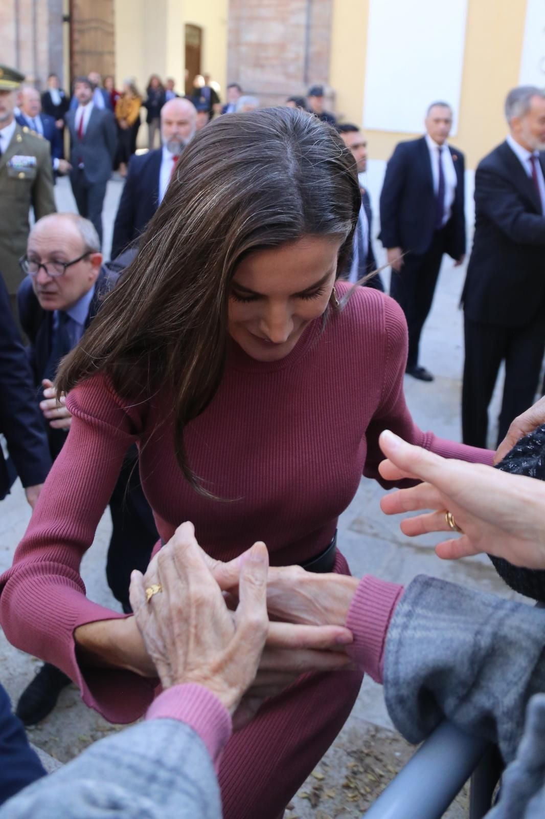 La reina Letizia viste moda valenciana para apoyar a los afectados por la DANA