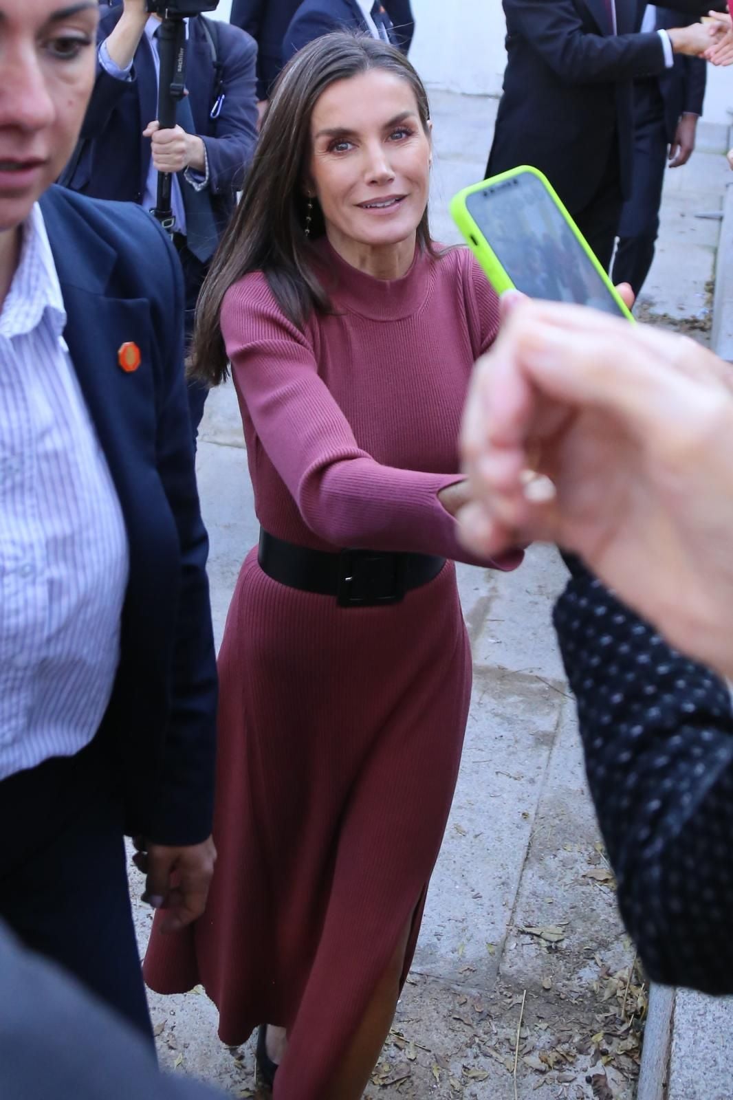 La reina Letizia viste moda valenciana para apoyar a los afectados por la DANA