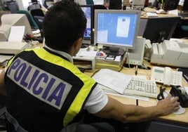 Un policía de la Brigada de Investigación Tecnológica.