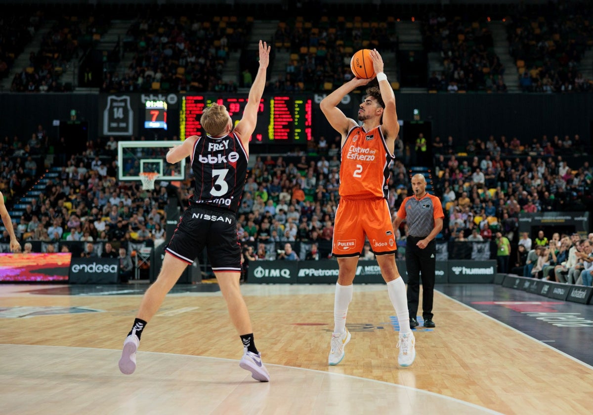 Puerto lanza un triple ante el Bilbao Basket.