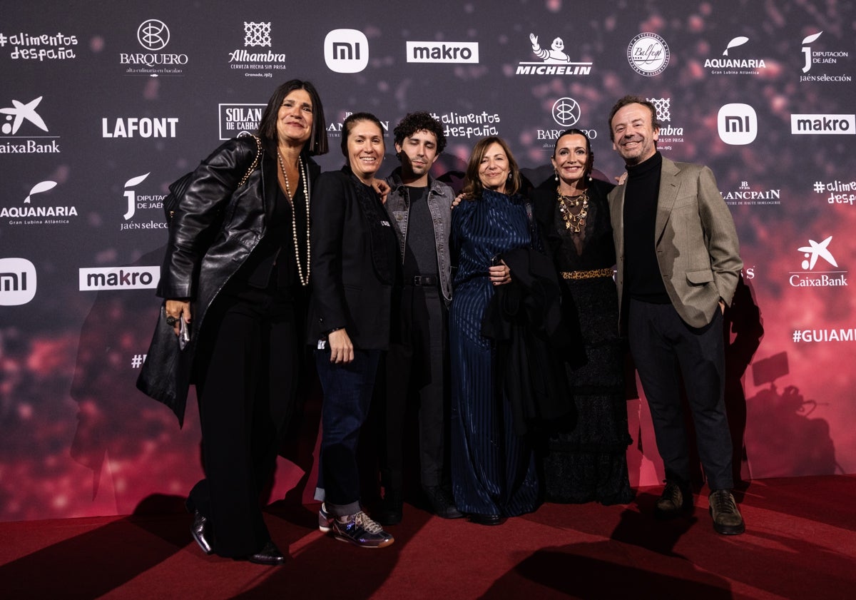 Imagen principal - Momentos valencianos de la gala; en la imagen principal, Begoña Rodrigo en una foto de grupo con otros invitados; el premio Estrella Verde para Cal Paradís; y sobre estas líneas, Pedro Aguilera, el chef andaluz forjado en los fogones de Ricard Camarena, distinguido con su primera Estrella.