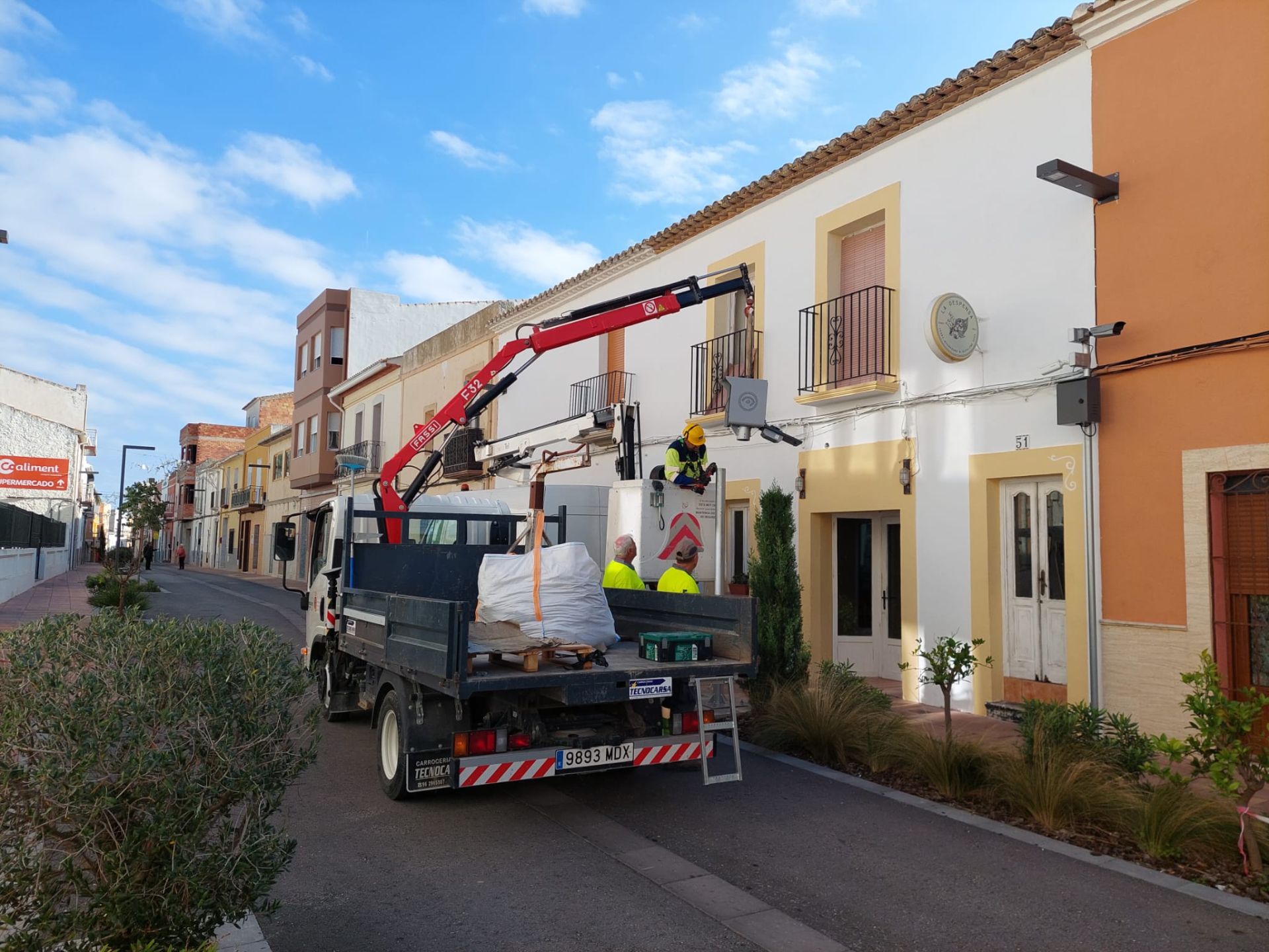 Los trabajos de instalación del radar en la avenida de Alicante.