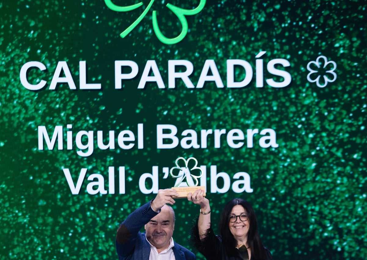 Imagen secundaria 1 - Momentos valencianos de la gala; en la imagen principal, Begoña Rodrigo en una foto de grupo con otros invitados; el premio Estrella Verde para Cal Paradís; y sobre estas líneas, Pedro Aguilera, el chef andaluz forjado en los fogones de Ricard Camarena, distinguido con su primera Estrella.