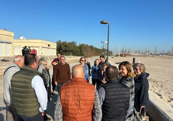 La alcaldesa de Valencia, María José Catalá, en su visita a los trabajos de retirada de cañas de la playa de Pinedo.