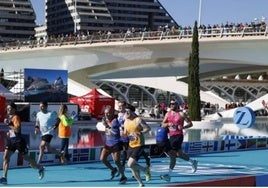 Corredores en el Maratón de Valencia 2023.